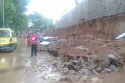Diguyur Hujan Deras, Tebing Penahan Tembok Jalur Wanayasa Ambrol
