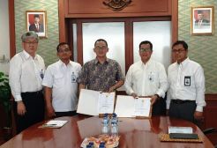 PLN Teken Kontrak Pembangunan PLTS di 151 Lokasi di Papua