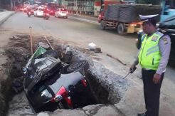 Awas, Banyak Lubang Besar Dibiarkan Menganga di Jalanan Jakarta Timur