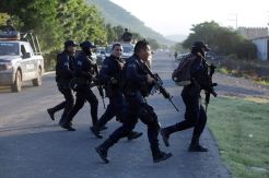 Polisi Meksiko Baku...