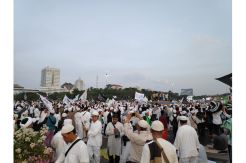 Usai Salat Subuh, Massa Reuni Akbar 212 Bacakan Salawat Nabi