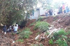 Tertimbun Longsoran Turap, Pemotor Wanita Tewas Gendong Bayinya di Tangsel