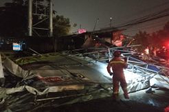 Hujan Deras Landa Jakarta, Papan Reklame Roboh di Cakung