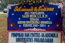 Salah Tulis Nama Rektor, Karangan Bunga Unpad Bikin Saleh Husin Ngakak