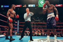 Duel Ulang Kelas Berat Ikonik, Heboh Tyson Gigit Kuping Holyfield