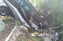 Bus Terjun ke Sungai Usai Hindari Truk Mogok