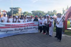 Ikuti Gerak Jalan Keluarga Sehat, Wabup Sutjidra Bakar Semangat Ibu-Ibu