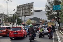 Imbas Pemberhentian Angkutan Umum Ditutup, Stasiun Bekasi Macet Parah
