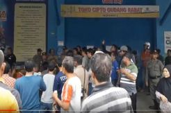 Didemo Ratusan Pedatang, Toko di Indramayu Ini Disegel Satpol PP