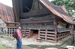 Kisah Rumah Bolon Raja Sibandang yang Dicat dengan Darah Manusia