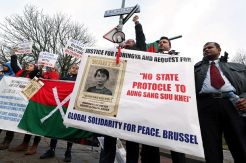 Tiba di Pengadilan Internasional, Demonstran: Suu Kyi, Anda Memalukan!