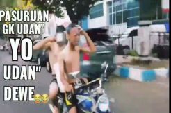 Edan! 2 Pelajar di Pasuruan Ini Mandi Sembari Mengendarai Motor