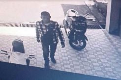 Terekam CCTV, Pencuri Ini Santai saat Pecahkan Kaca Mobil dan Sikat Rp150 Juta