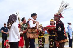 Presiden Jokowi Dianugerahi Gelar Adat Dayak Lundayeh