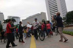 Anies Tinjau Kegiatan Christmas Carol di Dukuh Atas Pakai Sepeda