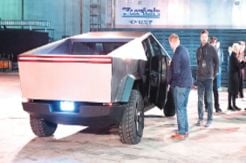 Elon Musk Dikritik karena Kemudikan Tesla Cybertruck