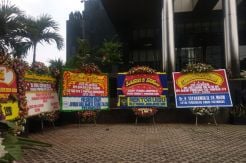 Jelang Pelantikan Firli Bahuri dkk, Gedung KPK Dibanjiri Karangan Bunga