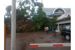 Stasiun Serpong Porak-poranda Diterjang Angin Kencang