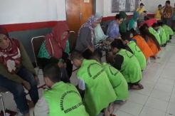 Peringati Hari Ibu, Napi Anak dan Wanita Rutan Medaeng Cium dan Basuh Kaki Ibu