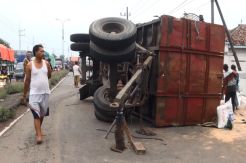 Truk Pakan Ternak Timpa Minibus, Surabaya-Jombang Macet 5 Km