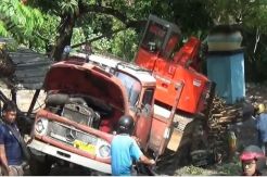 Gagal Nanjak, Truk Pengangkut Ekskavator Gilas 2 Motor di Depan Unnes