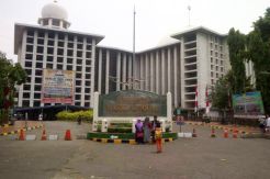 Lahan Parkir Masjid Istiqlal Tampung Kendaraan Jemaat Gereja Katedral