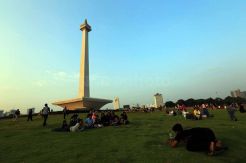 Pengunjung Monas Rasakan Fenomena Aneh Saat Gerhana Matahari Muncul