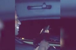 Naik Mobil, Pria Ini Umbar Tembakan Mirip AK-47 Sambil Tersenyum