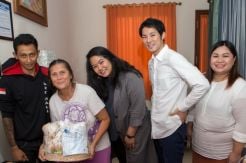Uniqlo Bagi-Bagi Pakaian untuk Bayi yang Baru Lahir di Ubud