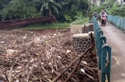 70 Ton Sampah Berbagai Jenis Sumbat Aliran Sungai Muara CBL Bekasi