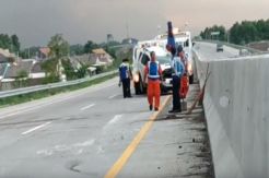 Fortuner Berplat Jakarta Pecah Ban di Tol Pasuruan-Probolinggo, 6 Orang Terluka