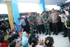 Panglima TNI dan Kapolri Semangati Pengungsi Korban Banjir di Benhil