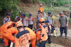 Cuaca Buruk, 3 Warga Bogor Terkubur Longsor Belum Ditemukan