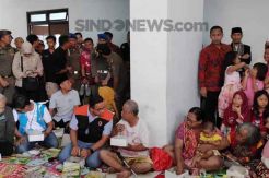 Sambangi Korban Banjir di Pengungsian, Anies: Jaga Kesehatan