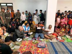 Kunjungi Dapur Umum PLN Posko Cengkareng, Anies Puji Masakan Relawan