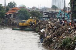 Menko Luhut Sebut Normalisasi Kali Ciliwung Penting