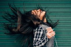 Trik Melindungi Rambut dari Polusi Musim Dingin