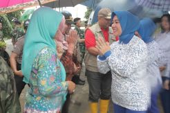 Bantu Korban Banjir, Ketua Jalasenastri Koarmada I Bagikan Paket Sembako