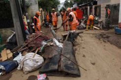 Ribuan Personel Gabungan Bersihkan Sampah Banjir di Duren Sawit