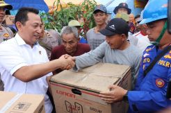 Kunjungi Korban Banjir Lebak, Kabareskrim Salurkan Bantuan