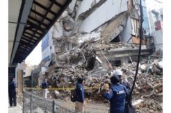 Petugas Gabungan Lakukan Pembongkaran Gedung Roboh di Palmerah