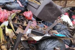 Banjir Usai, Sisa Sampah Masih Menggunung di Bantaran Kali Cakung