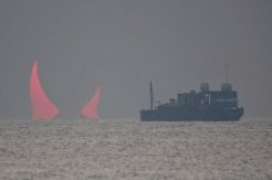 Penampakan Tanduk Iblis Raksasa Muncul dari Permukaan Laut Teluk Persia