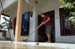 Banjir Mojokerto Mulai Surut, Warga Bersihkan Sampah dan Lumpur