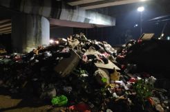 Warga Protes Kolong Fly Over Rawajati Jadi Penampungan Sampah Banjir