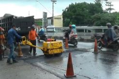 Jalan Berlubang di Pantura Kendal hanya Ditambal Sementara