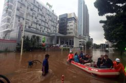 Banjir Tak Surutkan...