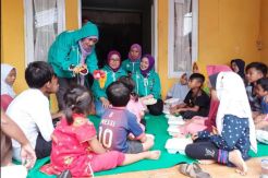 Istri Cak Imin Menghibur Anak-anak Korban Banjir