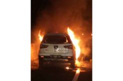 Diduga Korsleting, Minibus Terbakar di Busway Cawang