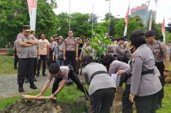 Polda Jatim Tanam 165.848 Bibit Pohon